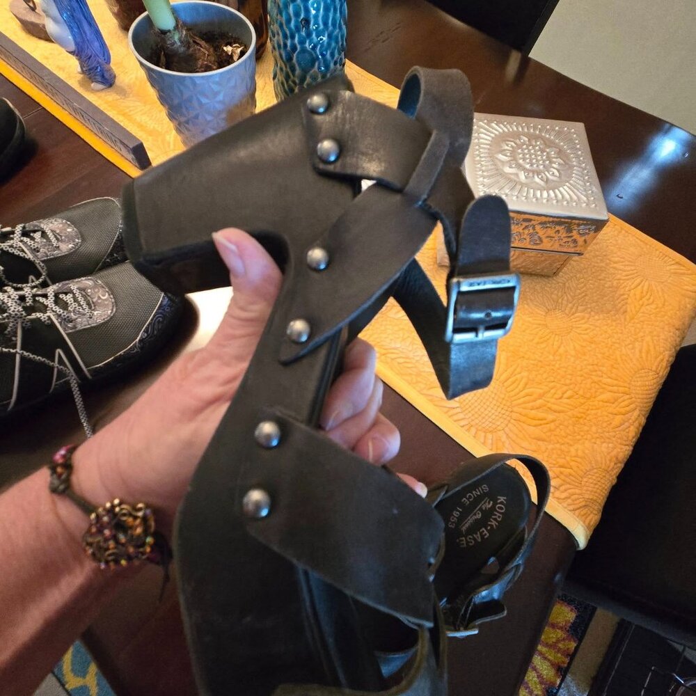 Kork Ease size 10.5 Strappy Sandel